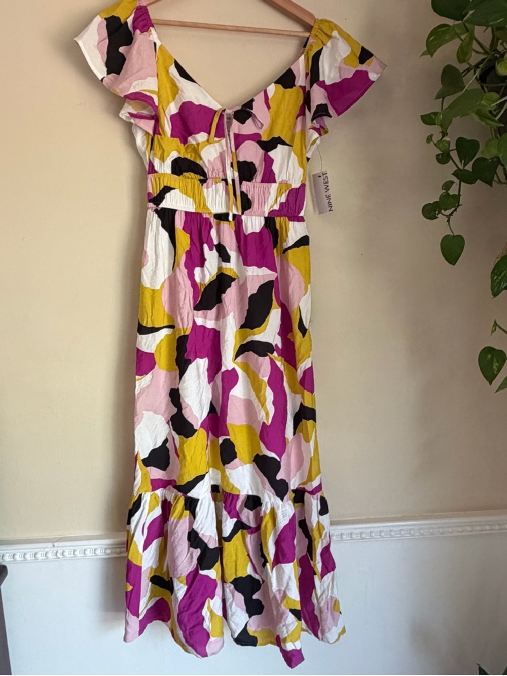 Beautiful Nine West White & Magenta Floral Dress With Bow Tie Front